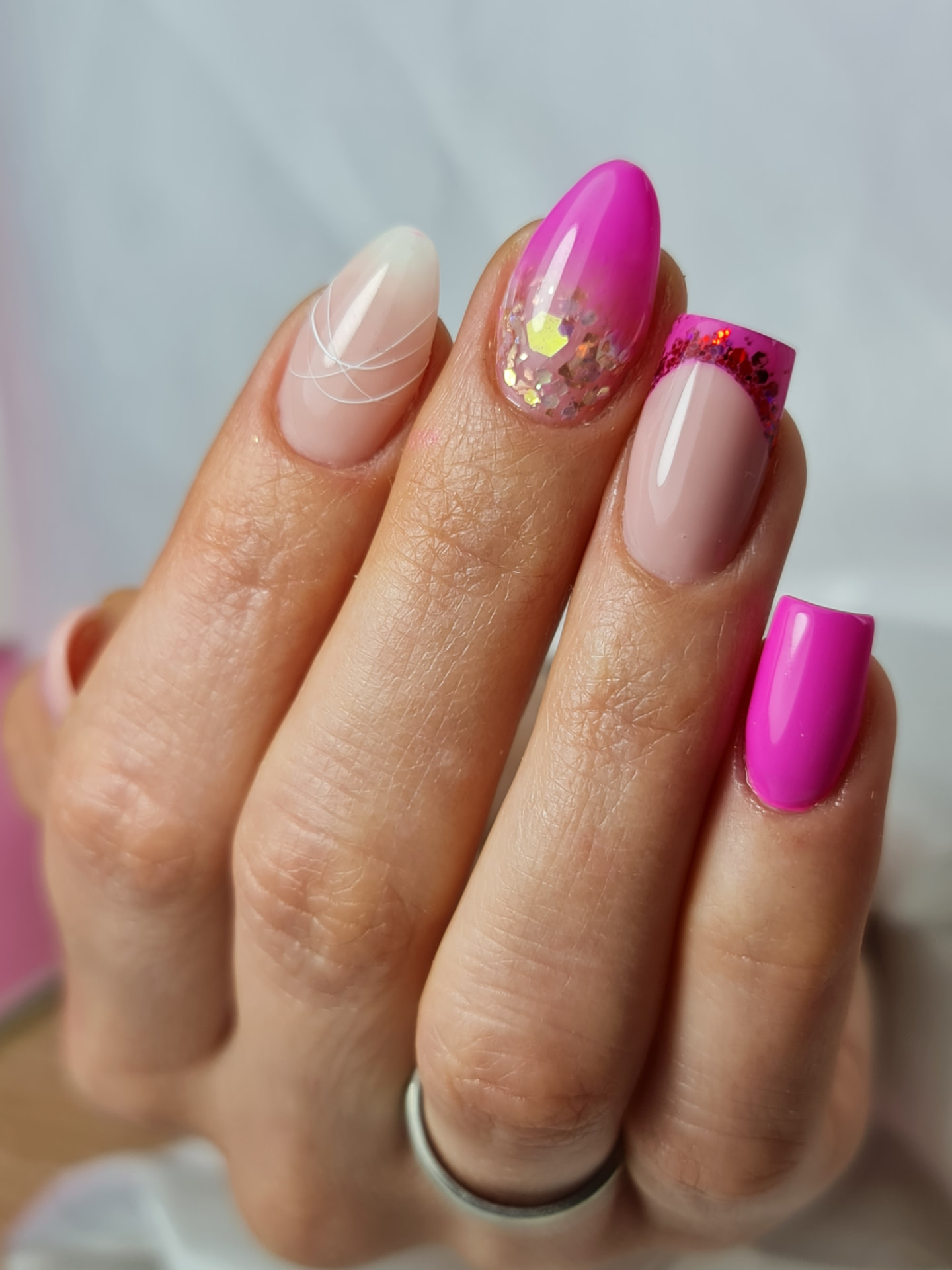 Salonski rad u gel tehnici — kombinacija formi i boja
